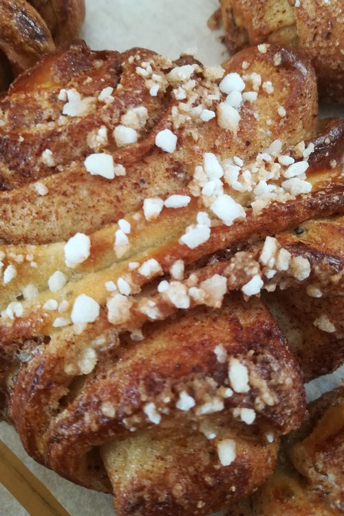 Herkullinen korvapuusti, sokeria päällä.
