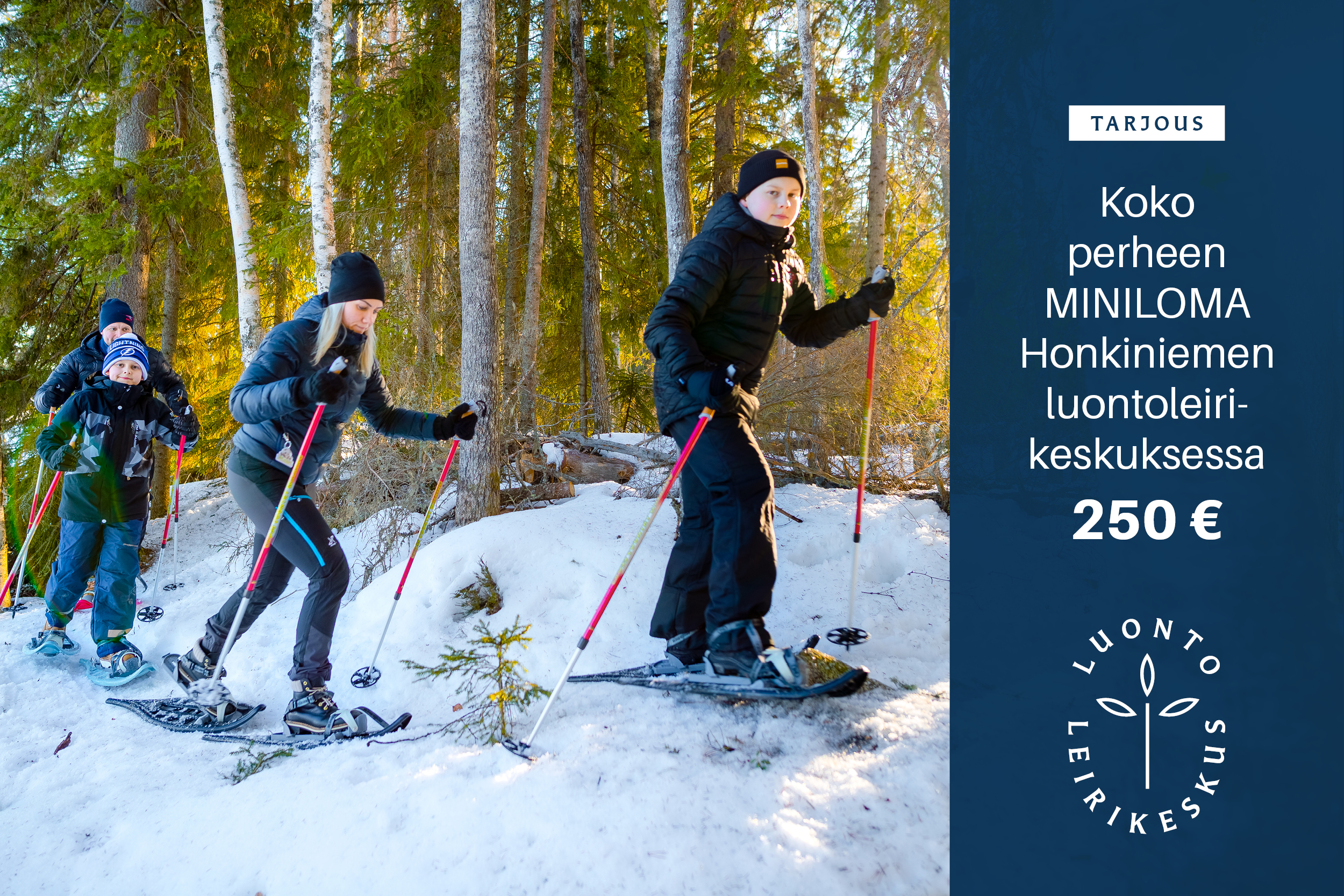 Perhe lumikenkäilee talvisessa metsässä. Teksi: TARJOUS. Koko perheen MINILOMA Honkiniemen luontoleirikesku...