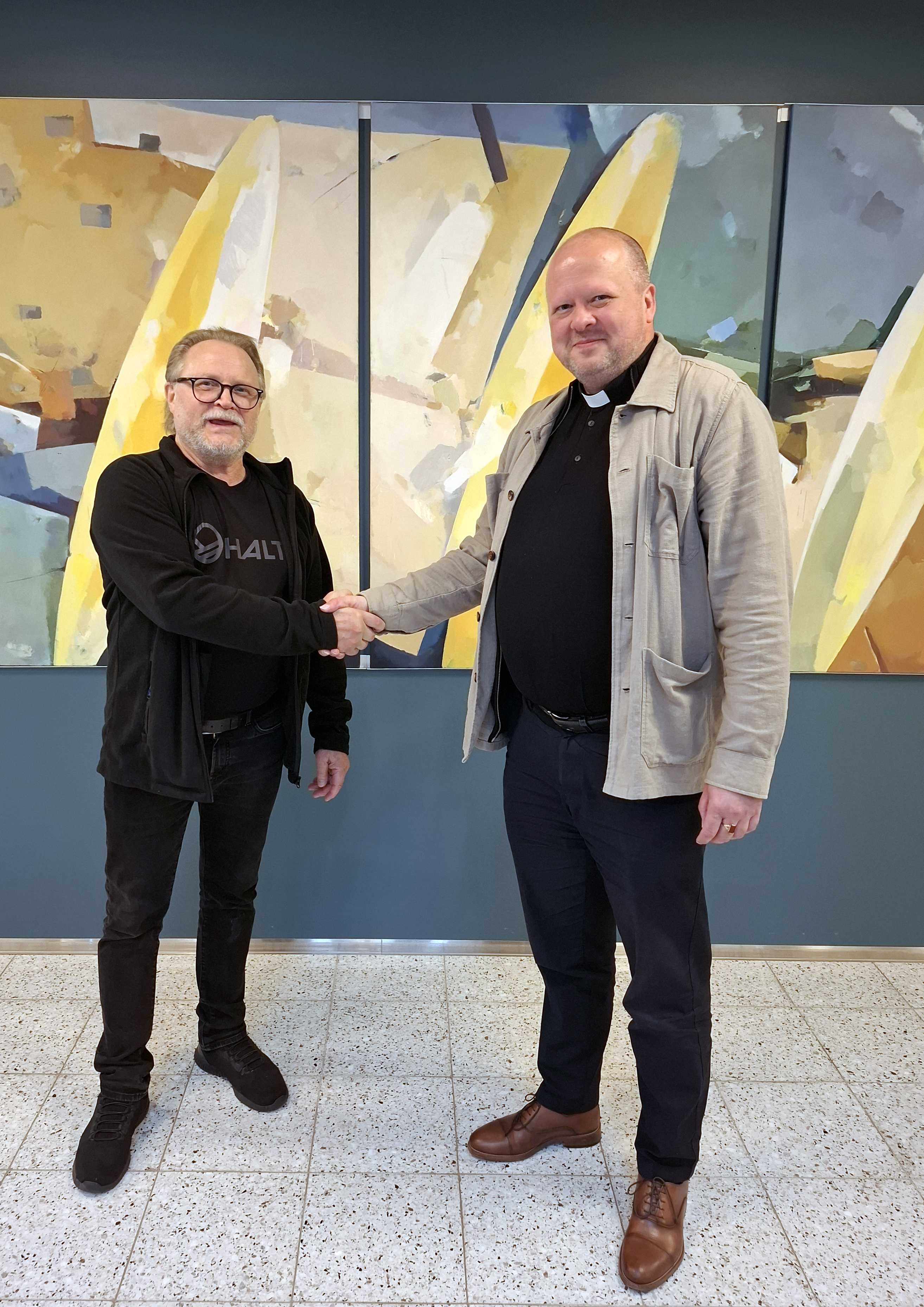Kiinteistö Oy YlisSalin toimitusjohtaja Kari Niemi ja Ylistaron kappeliseurakunnan johtava kappalainen Teem...