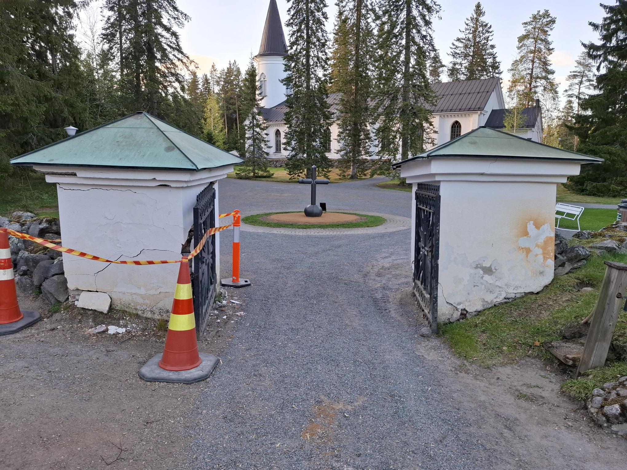Törnävän hautausmaan portit