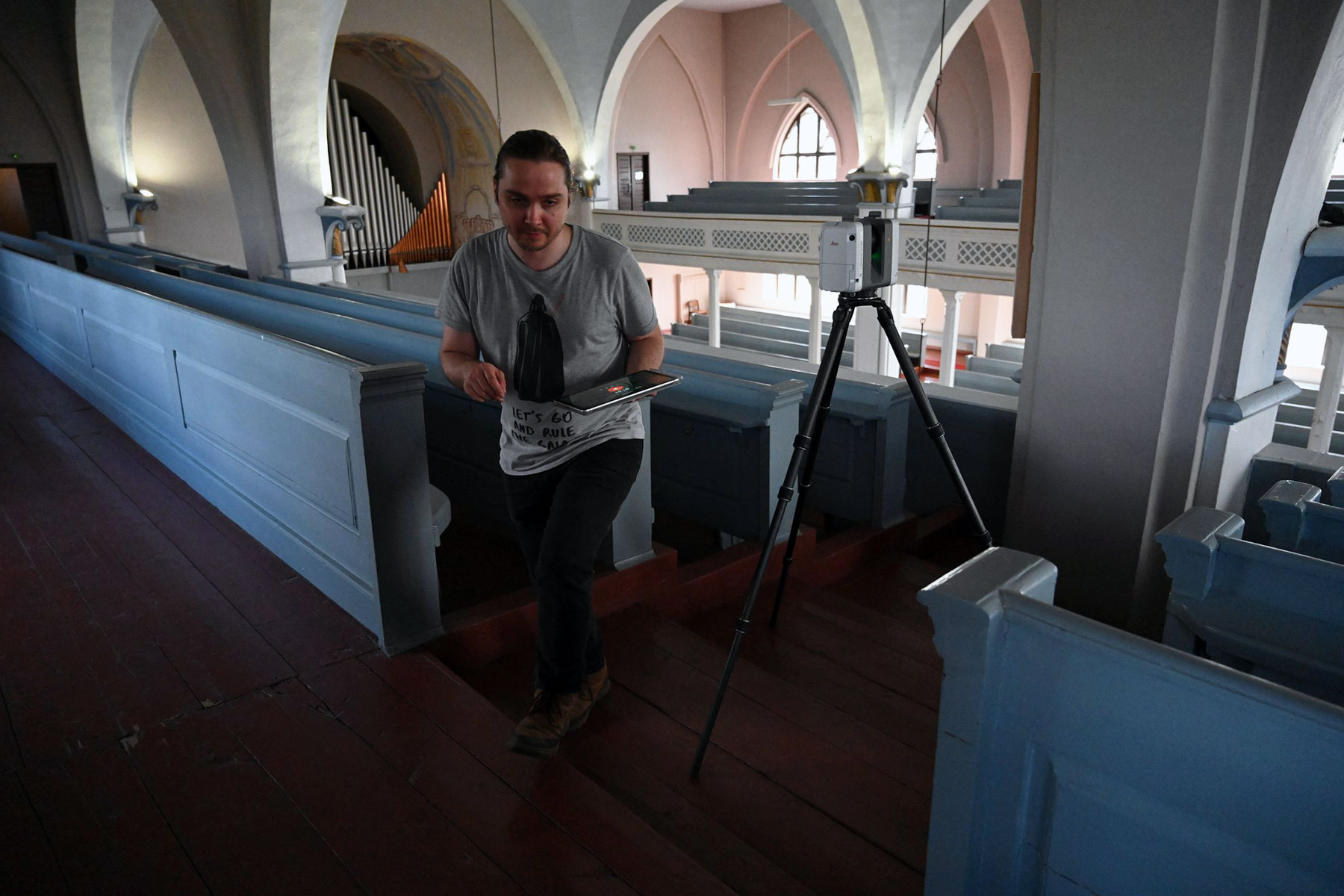 Toni Rantanen työssään tekemässä laserkeilaimella 3D-mallia Ylistaron kirkosta Ylistaron kirkon parvella.
