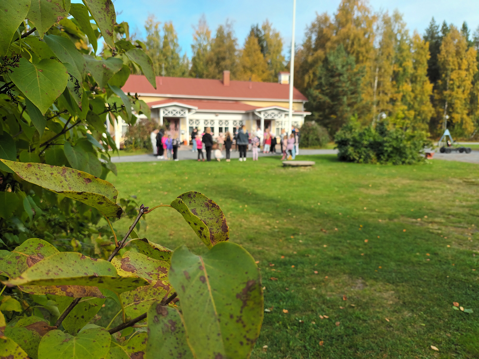 Taustalla Lankarin leirikeskus ja ihmisiä.