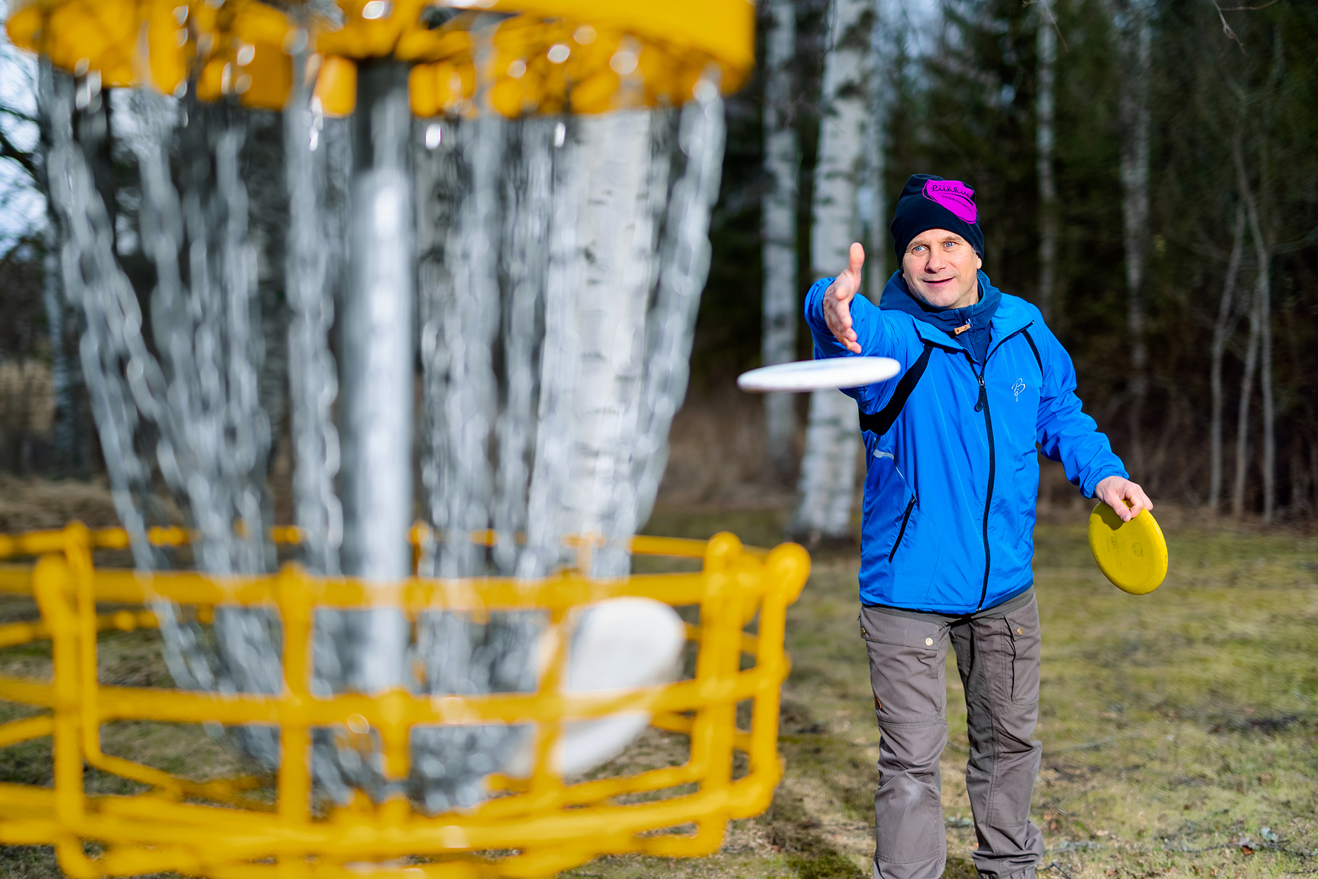 Markku Autio frisbeegolfaamassa.