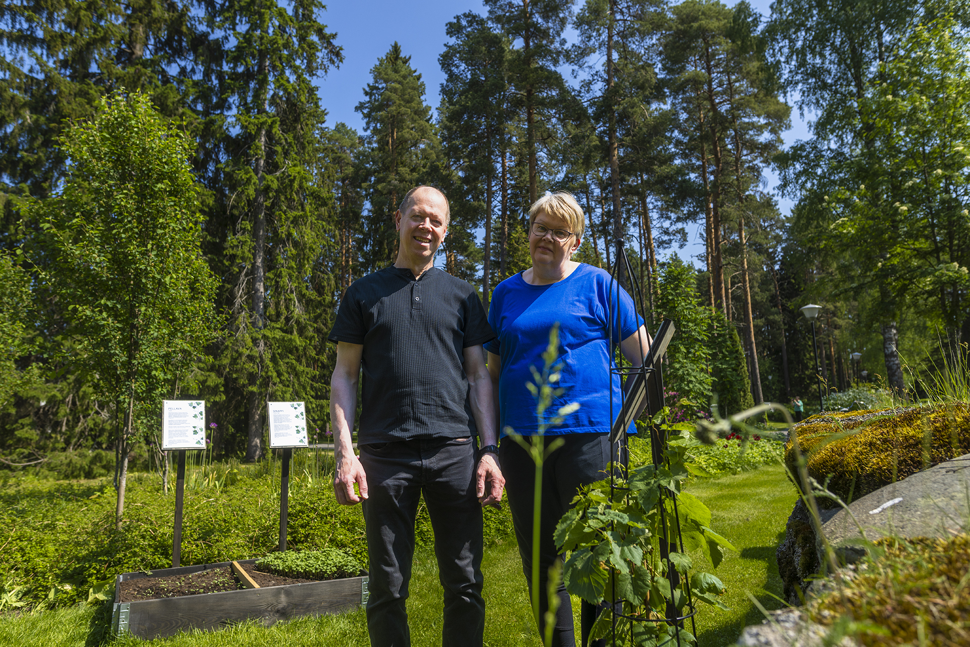 Esko ja Anne Karttunen kasvinäyttelyn edessä.