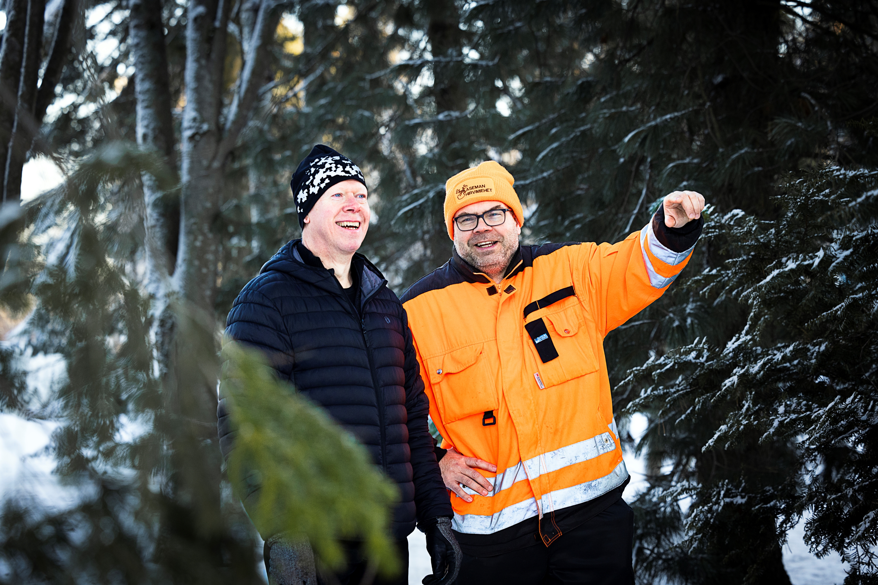 Seinäjoen seurakunnan metsätyöryhmän Esko Karttunen vasemmalla ja Jouni Aila oikealla kuvattuna puiden kesk...
