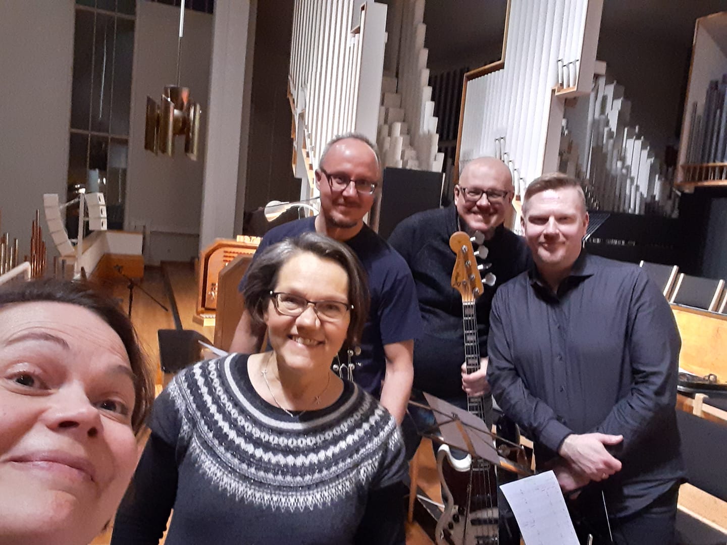 Gospeloratorion bändiläiset selfiekuvassa Lakeuden Ristissä.