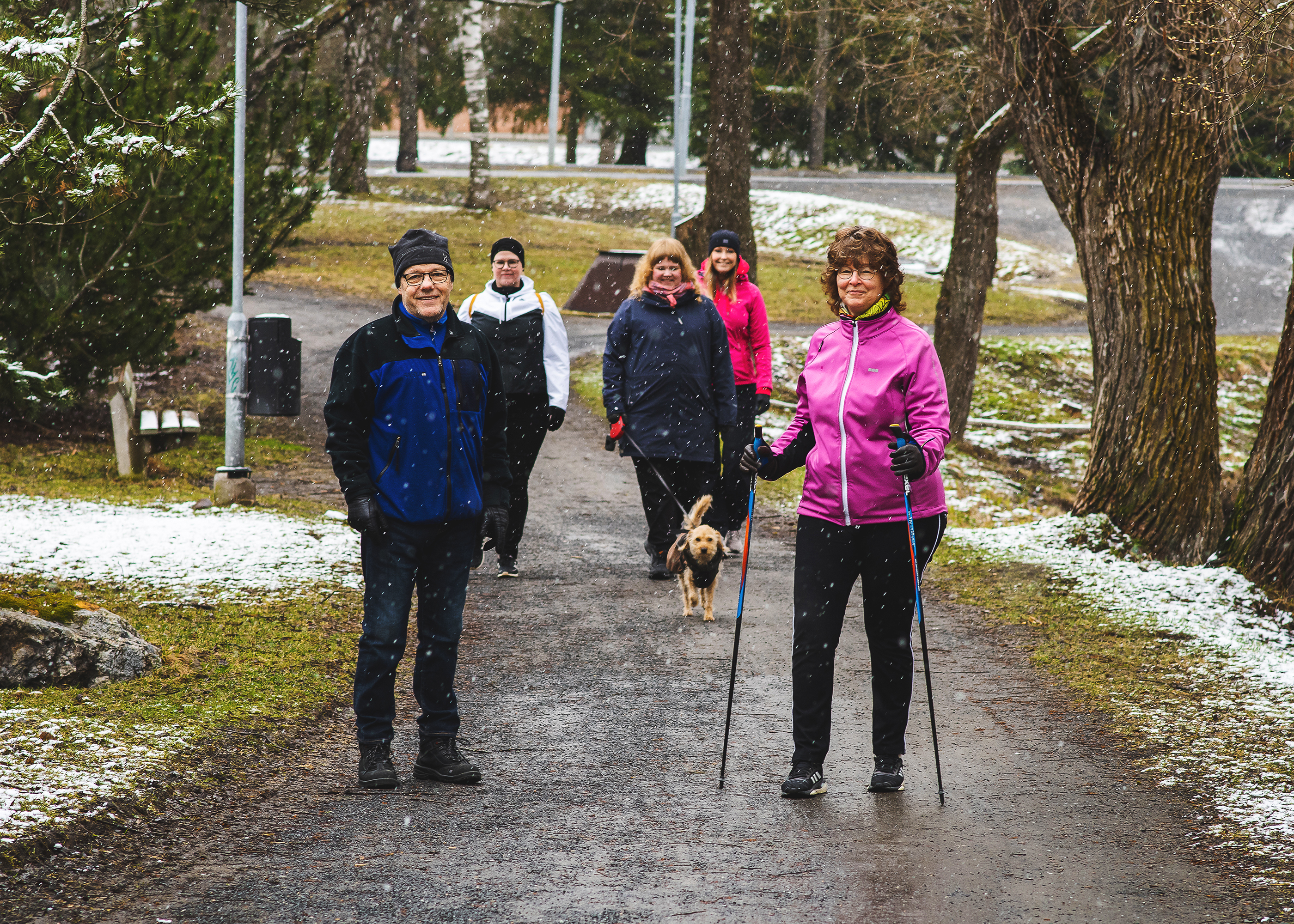 Kuvassa keväinen jokirantamaisema jossa tippuu hiljalleen lunta. Kuvassa on Seinäjoen alueseurakunnan lähet...