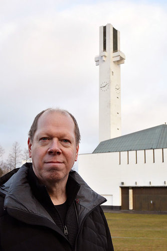 Seinäjoen seurakunnan puistopäällikkö Esko Karttunen. Taustalla Lakeuden Ristin torni. 