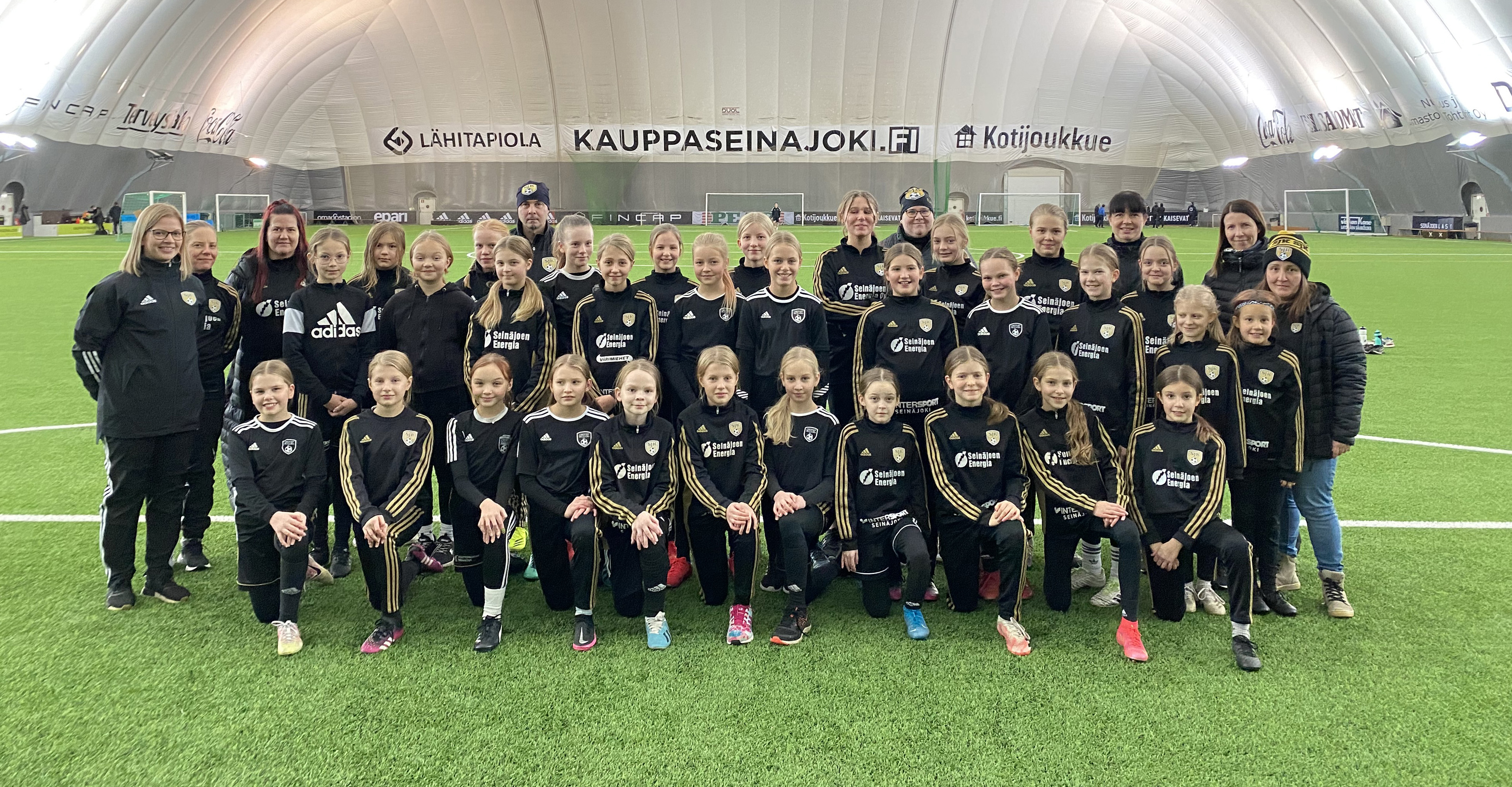 Seinäjoen Jalkapallokerhon T12-tyttöjen joukkuekuva.