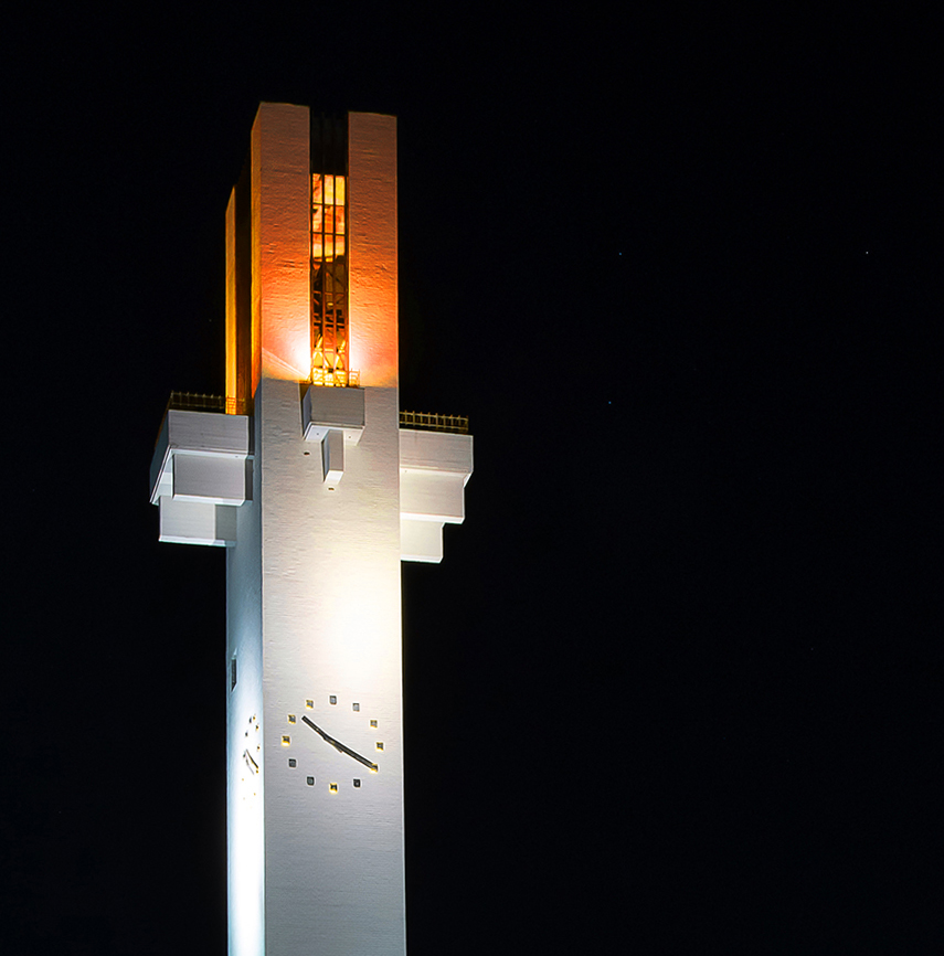 Lakeuden Ristin tornissa palaa oranssi valo YK:n naisiin kohdistuvan väkivallan vastaisen päivän merkiksi.