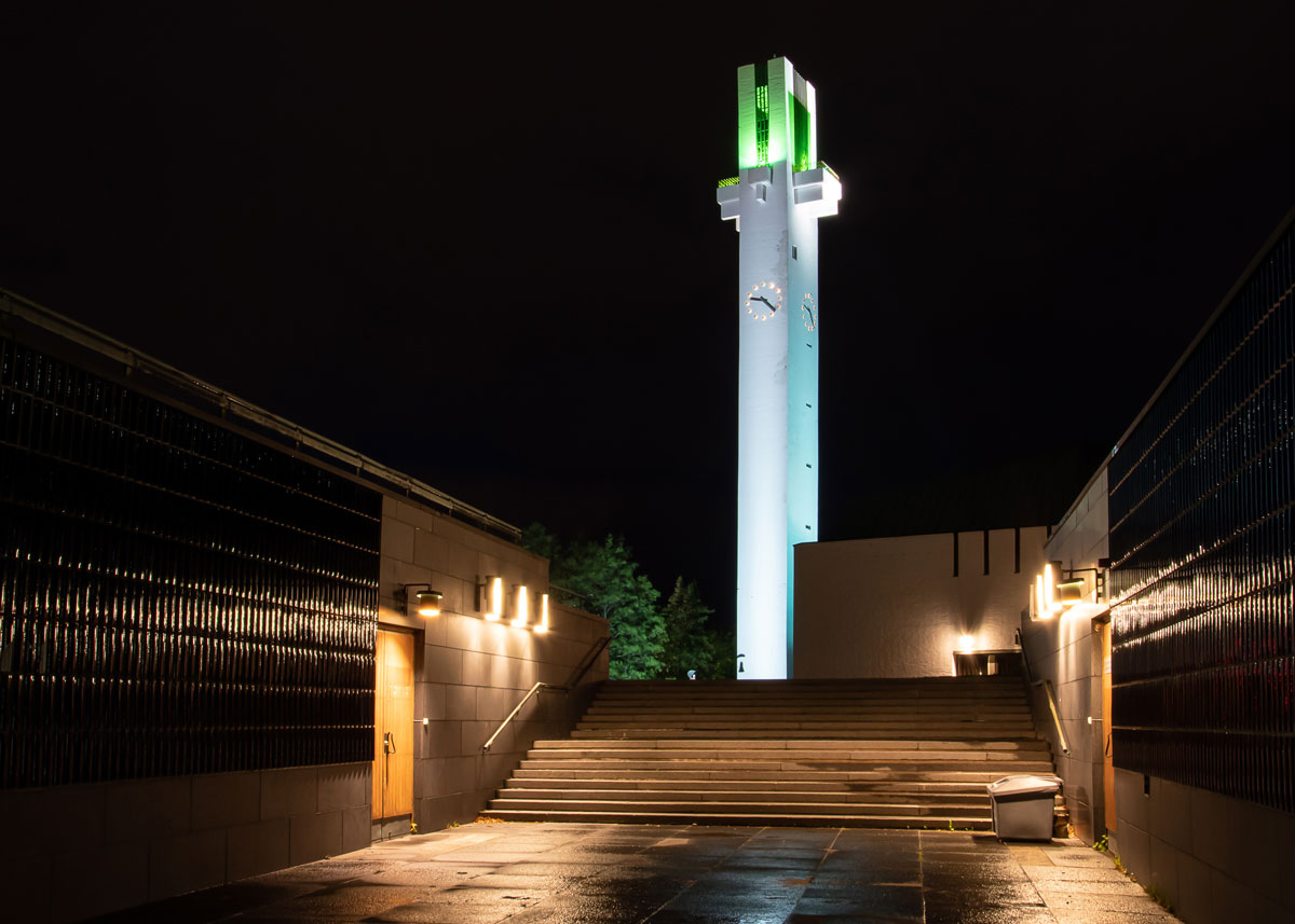 Lakeuden Ristin torni on valaistu vihreäksi pimeässä syysillassa.