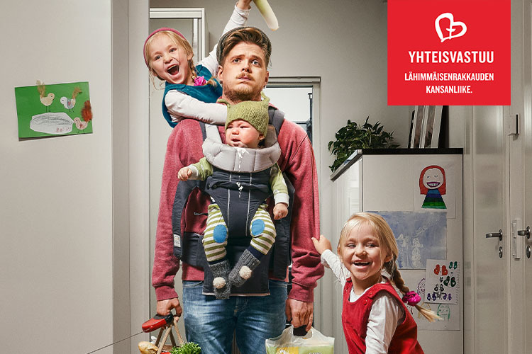 Väsynyt isä ja kolme lasta. Yhteisvastuu kampanjakuva.
