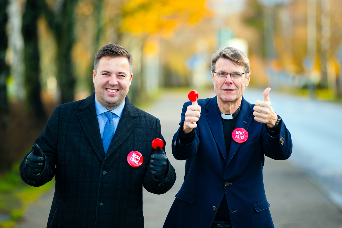 Seinäjoen kaupunginjohtaja Jaakko Kiiskilä ja Seinäjoen seurakunnan kirkkoherra Jukka Salo hymyilevät kamer...