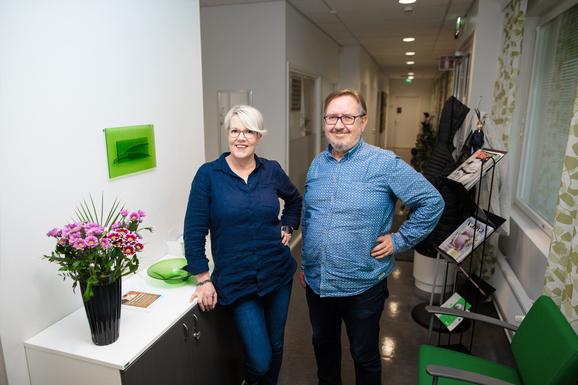 Perheneuvojat Anne Bexar ja Jukka Salomäki kuvattuna E-P:n Perheasiain neuvottelukeskuksen käytävällä.