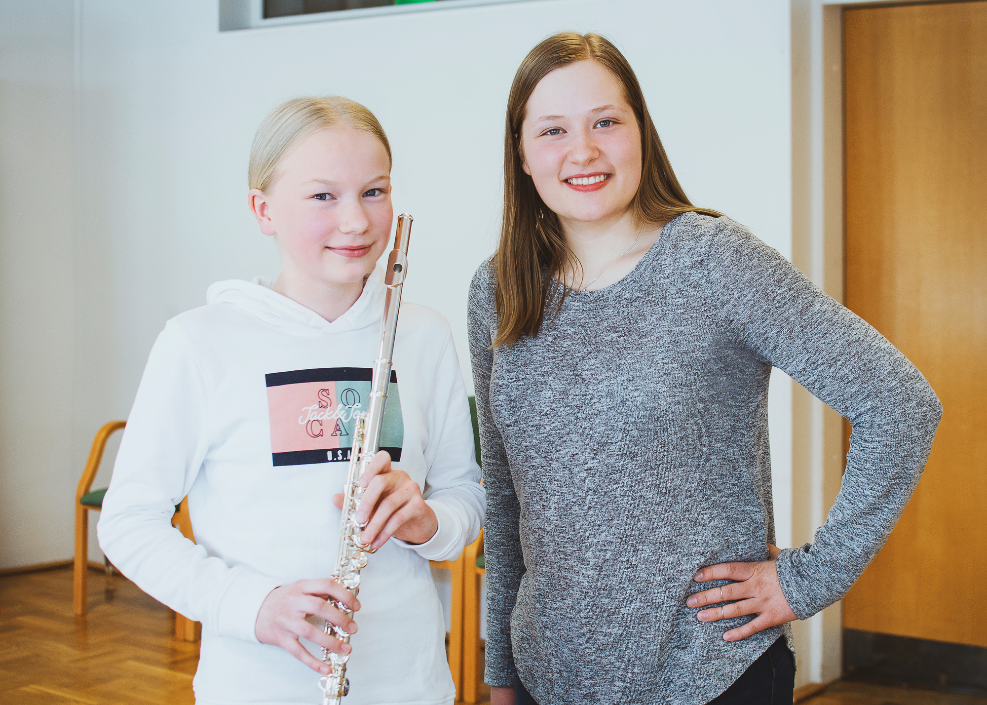 Kuvassa huiluoppilas Aino Poikkimäki yhdessä opettajansa Aino Koivukankaan kanssa.