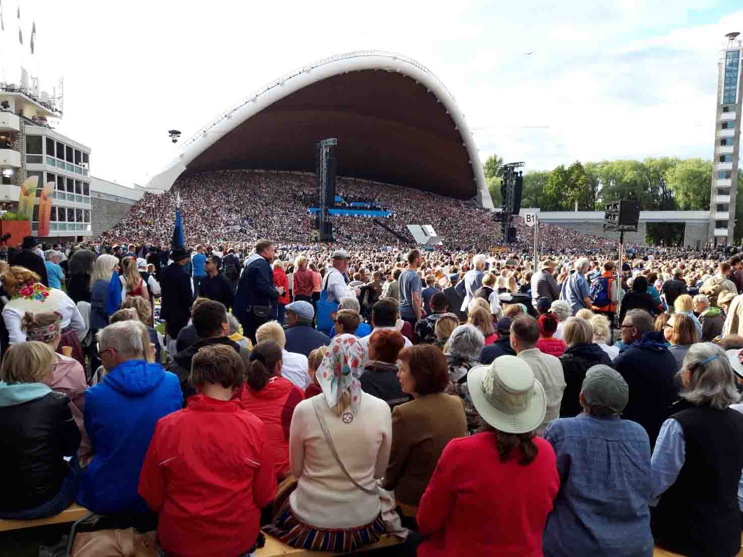 Kuva Tallinnan laulujuhlien yleisömerestä 2019.