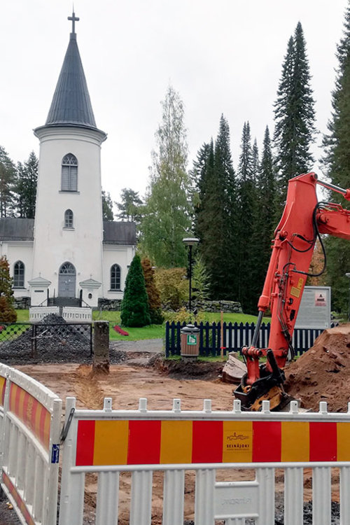 Maansiirto työmaa Törnävän kirkon edessä.