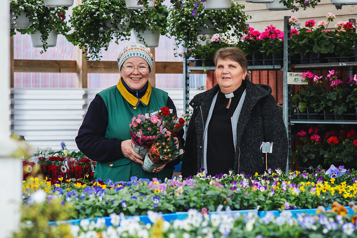 Kuvassa Puskan Puutarhapihan yrittäjä Jaana Puska-Ilina  ja Peräseinäjoen kappeliseurakunnan kappalainen Ir...