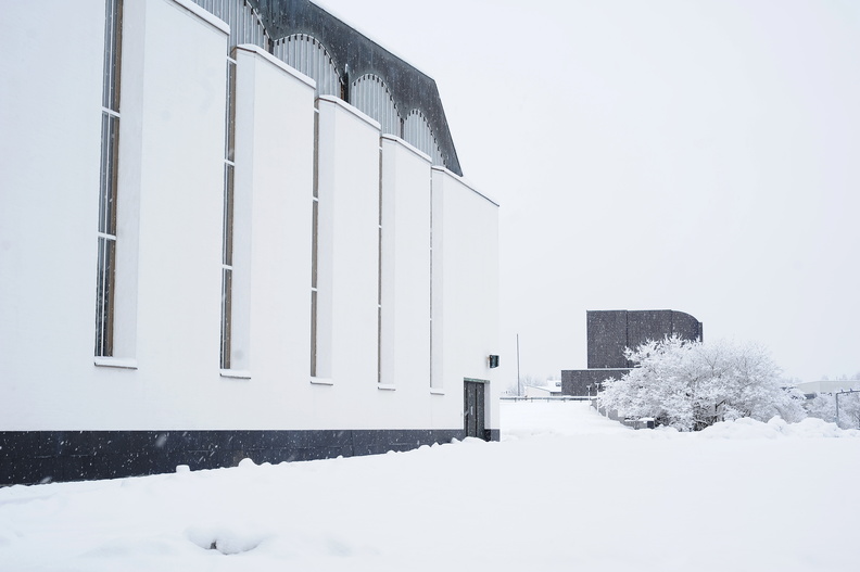 Talvinen ja luminen kuva, jossa etualalla Lakeuden Ristin kirkko ja taustalla Seinäjoen kaupungintalo.