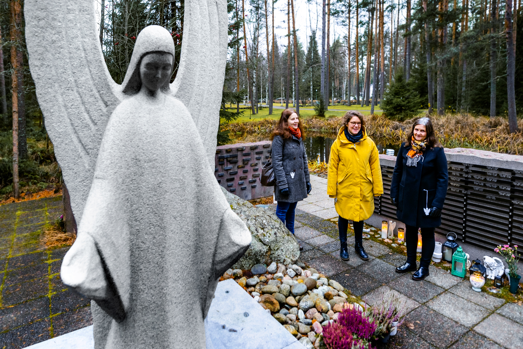 Taija Ketonen, Anna Saaristo ja Anne Saranpää Törnävän hautausmaan enkelipatsaan ympäristössä.