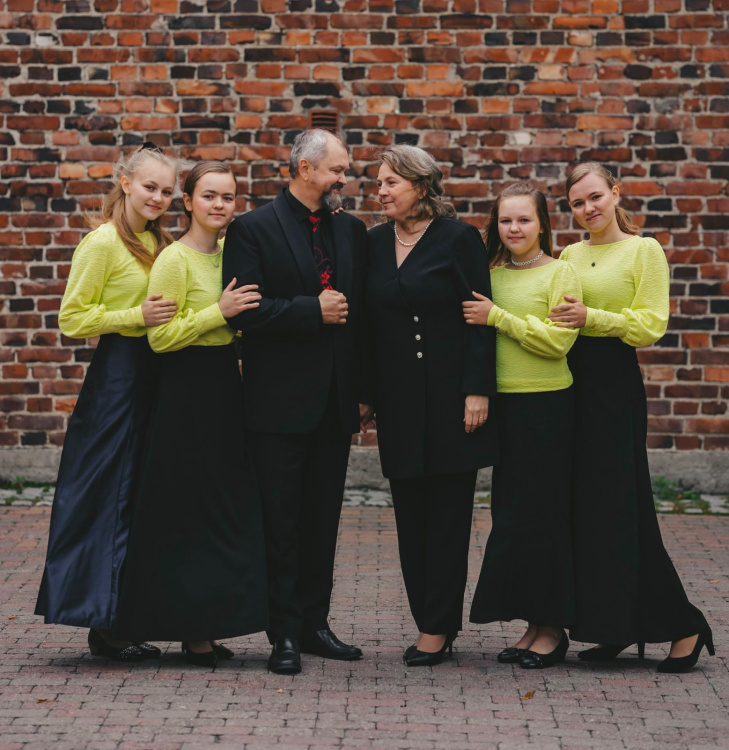 Lavrenchukin muusikkoperhe: Mariia (kannel), Anastasia (viulu ja laulu), Igor (harmonikka), Svetlana (piano), Elisa (viulu), Alena (viulu ja laulu)