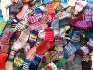 Kuvassa käsityökahvilassa neulottuja sukkia.
