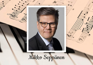 Mikko Seppänen, taustalla nuotteja ja pianonkoskettimet.