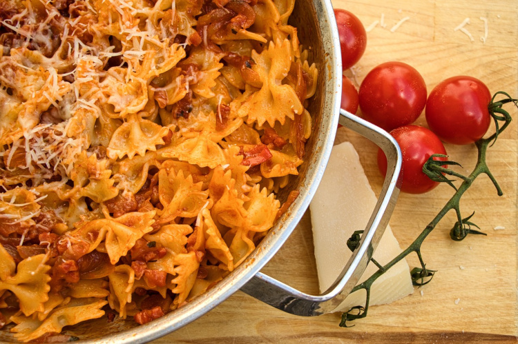 Keskiviikkoateria Pasta-ateria lautasella