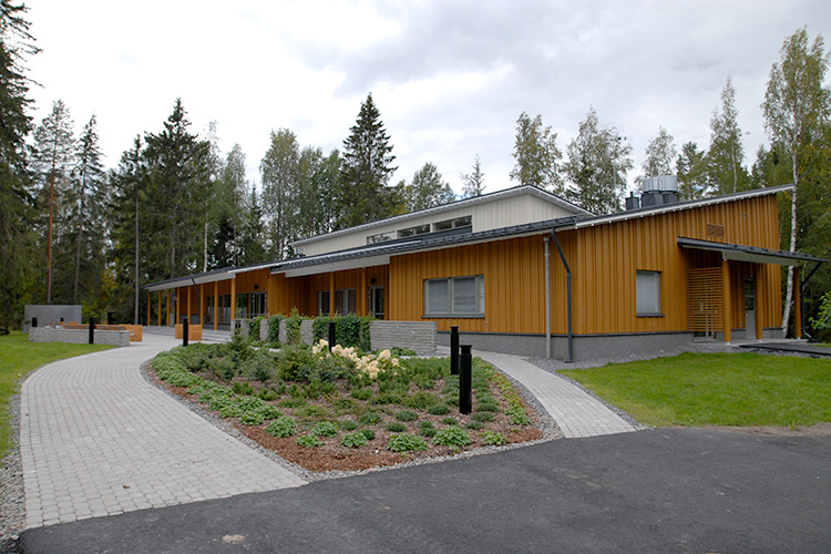 Soukanjoen toimintakeskus Soukanjoen toimintakeskuksen etuovelle johtava kävelytie.