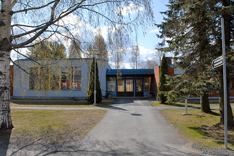 Nurmon seurakuntakoti Nurmon seurakuntakodin piha-aluetta ja ulko-ovelle johtava kävelytie.