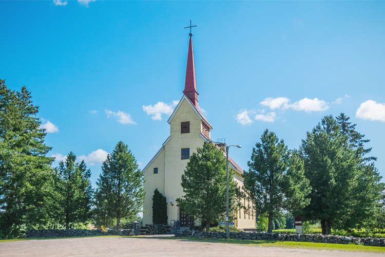 Kitinojan kyläkirkko kuvattuna edestä päin aurinkoisessa kesäsäässä.