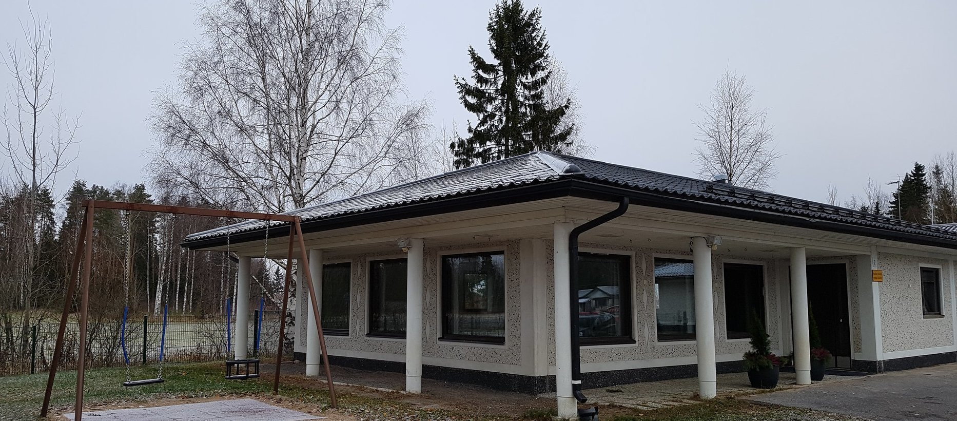 Halkosaaren seurakuntakoti Halkosaaren seurakuntakodin etupiha ja ulko-ovi.