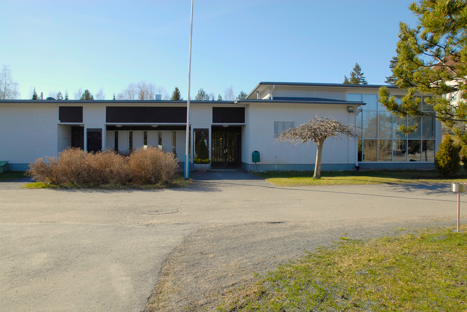 Ylistaron seurakuntatalon etupiha ja ulko-ovi.