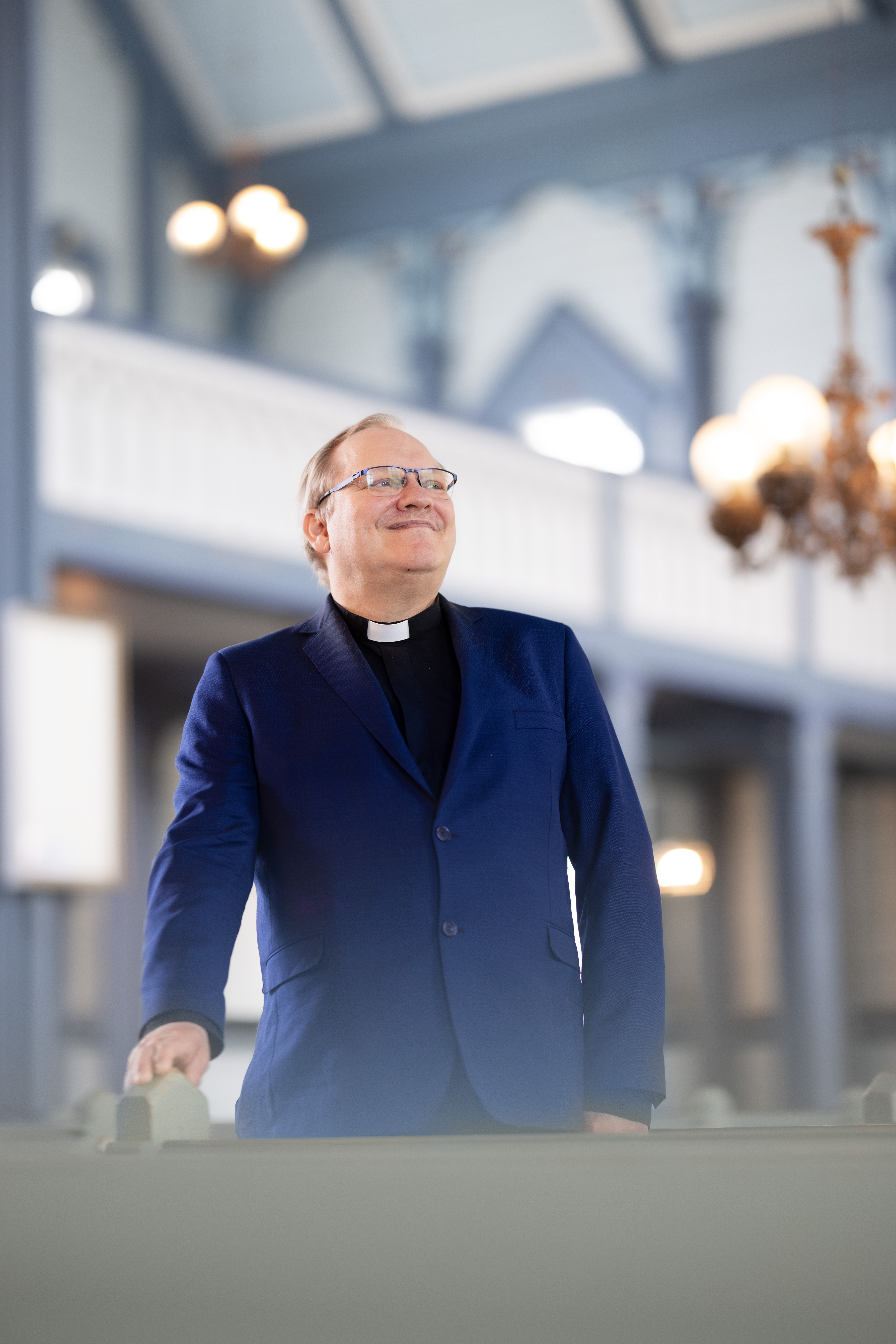 Pappi Harri Silvolahti kuvattuna Peräseinäjoen kirkossa.