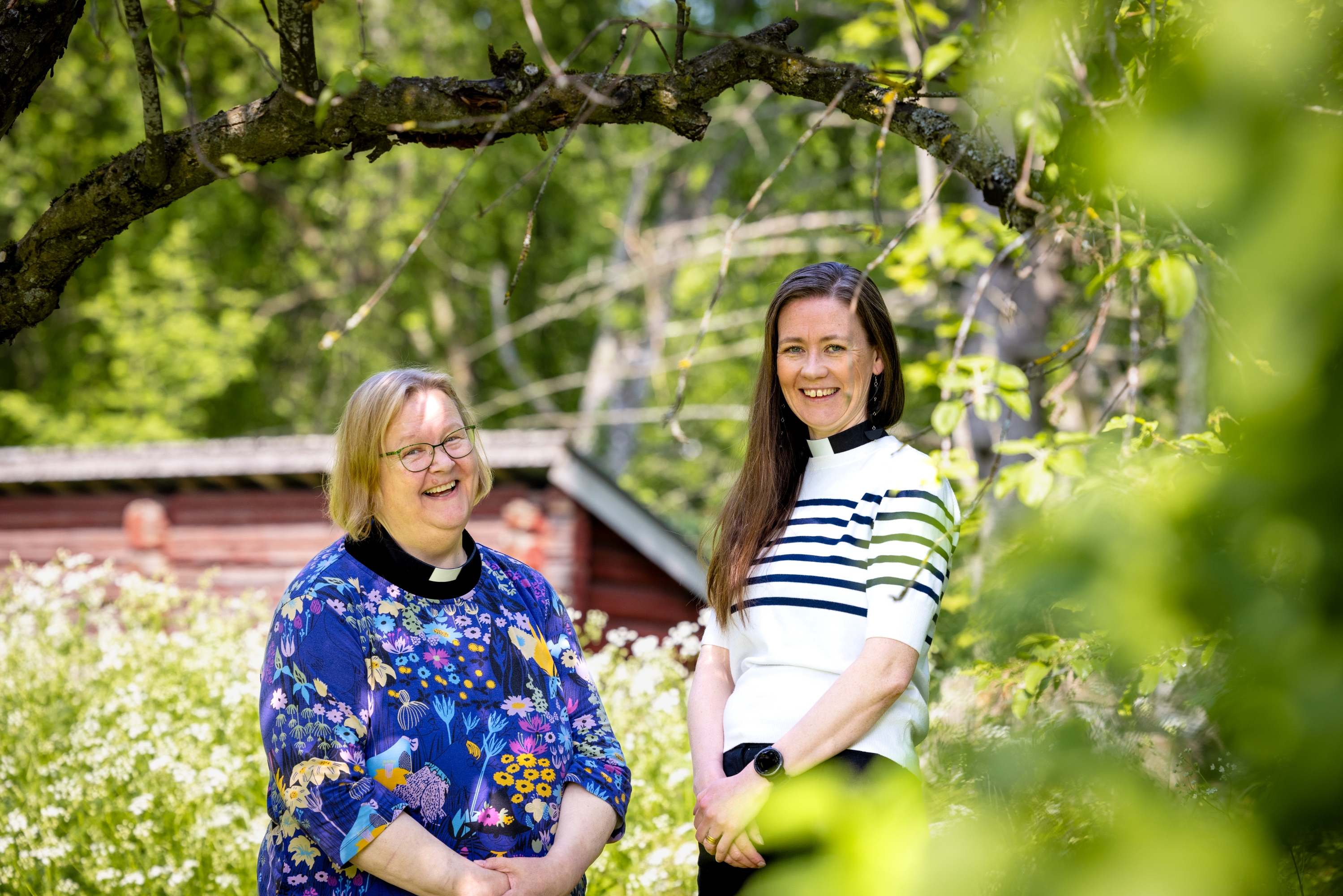 Papit Merja Lampila ja Sanna Ålander kuvattuna vehreässä ympäristössä.