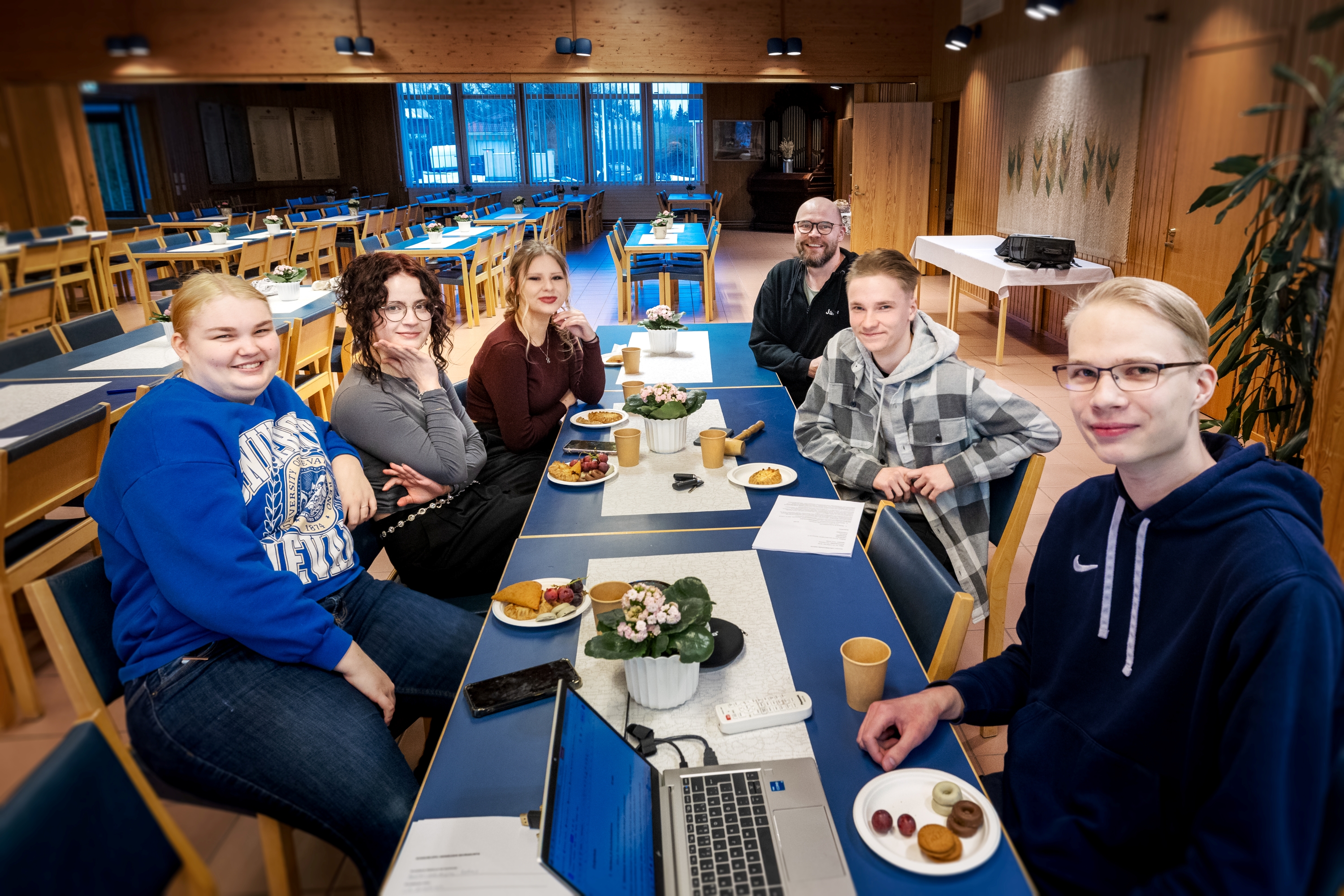 Nuorten vaikuttajaryhmä kokoustamassa Nurmon seurakuntakodilla.