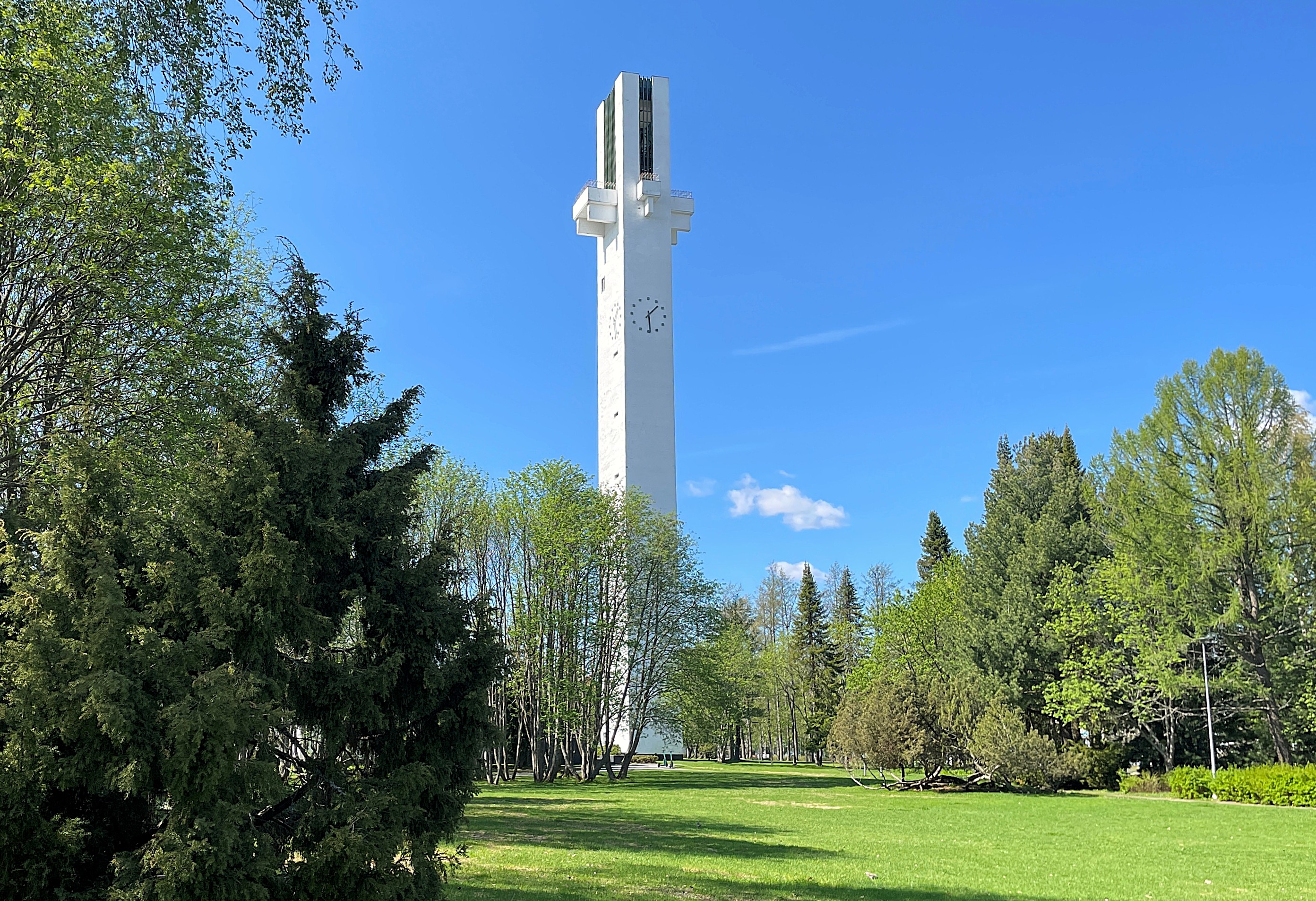 Lakeuden Ristin torni kuvattuna kesäisenä päivänä, etualalla kirkkopuisto.
