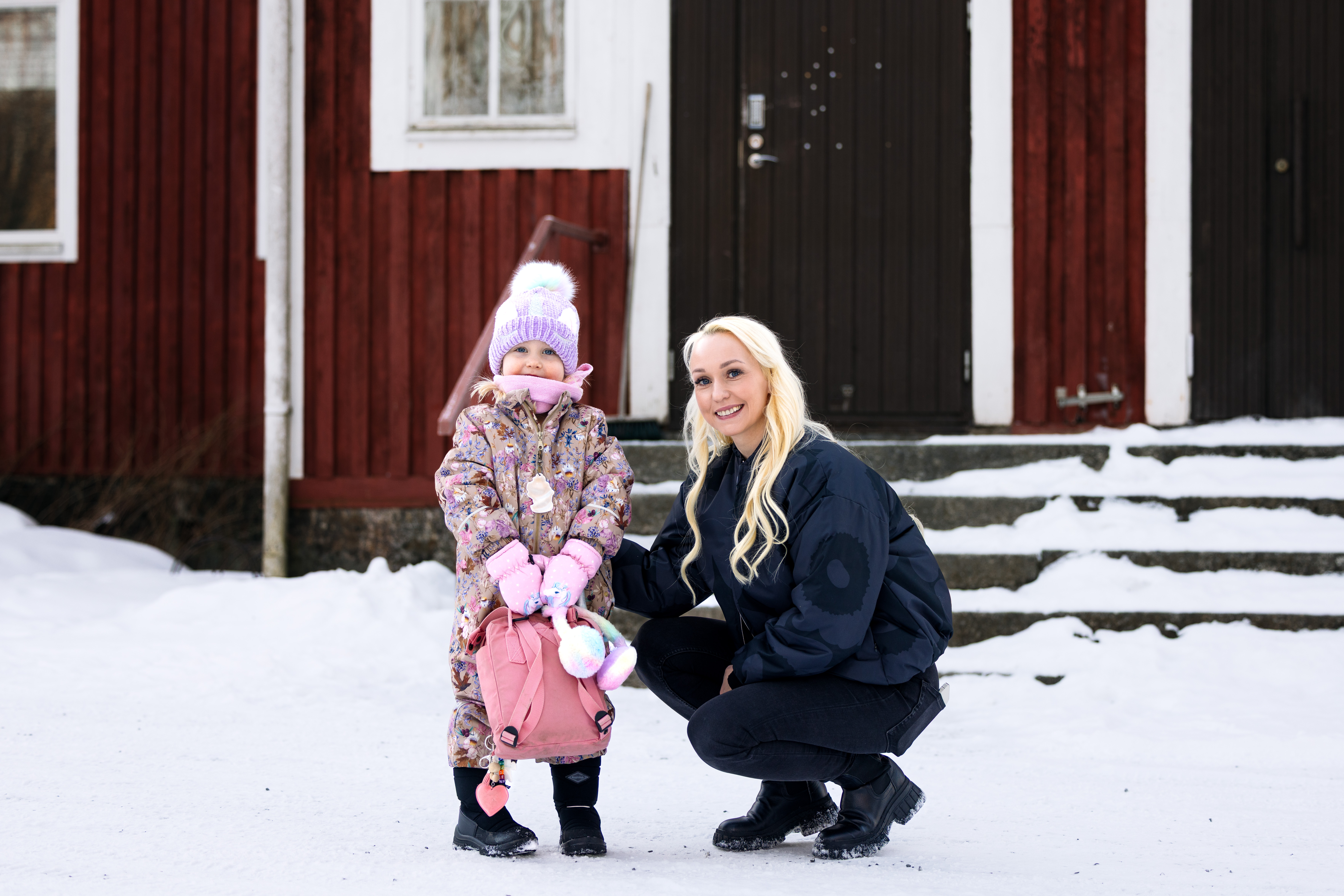 Laura Leskelä tyttärensä Ellen Torkon kanssa talon edustalla kuvattuna.