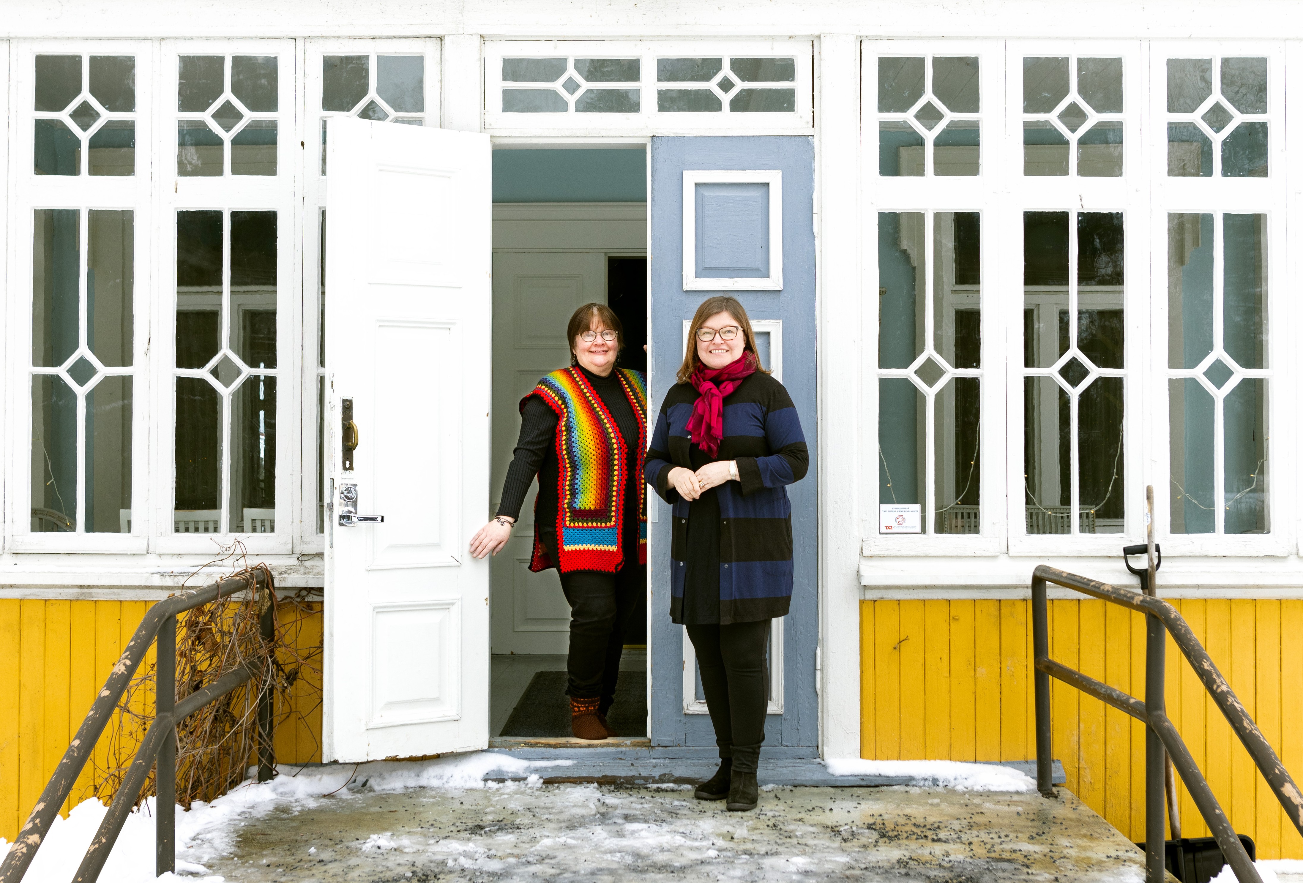 Seurakuntapastori Marjo Niskanen ja sairaalapastori Tarja Autio kuvattuna Nurmon pappilan ulko-ovella.