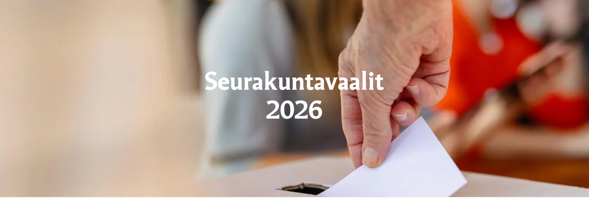 Kirkon seurakuntavaalisivuston pääkuva 2026. Käsi, joka laittaa äänestyslippua vaaliuurnaan.